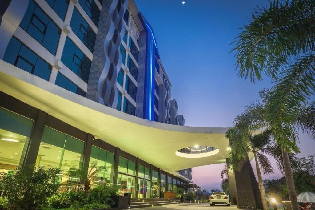 Alvarez Hotel Buriram Exterior photo