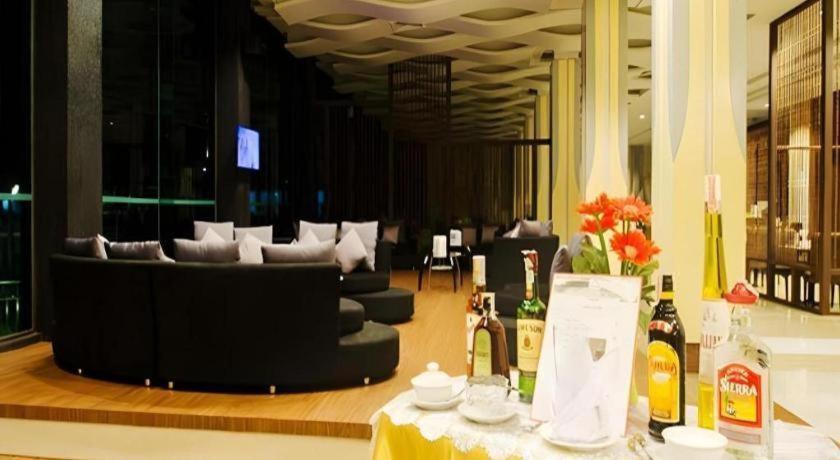 Alvarez Hotel Buriram Exterior photo