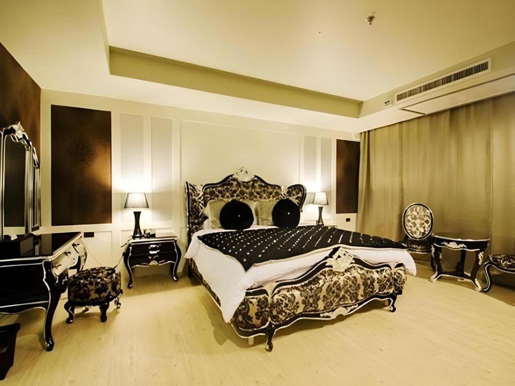 Alvarez Hotel Buriram Exterior photo