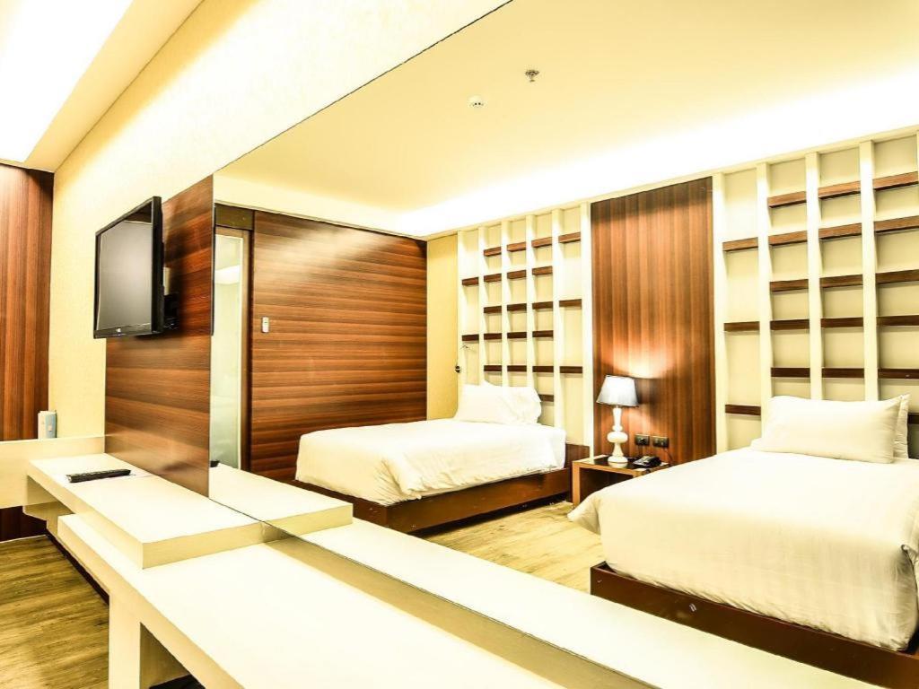 Alvarez Hotel Buriram Exterior photo